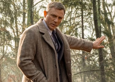 Daniel Craig Steals Knives Out With a Killer Performance 