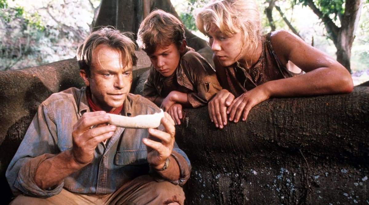 https://res.cloudinary.com/amc-theatres/image/upload/c_fill,fl_lossy,q_auto,w_900/v1/amc-marketing/Jurassic_Park_Alan_Grant_tb9e5p