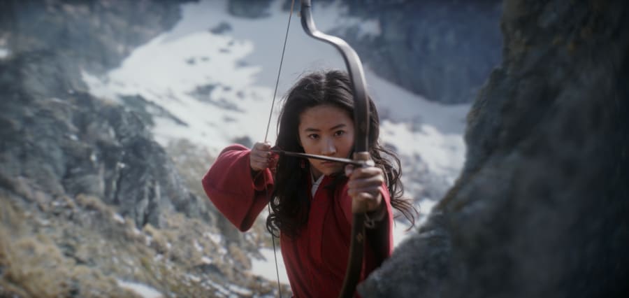 Mulan aiming a bow in Mulan 2020