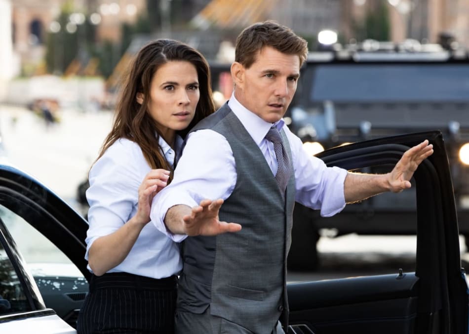 Cruise, Atwell And Handcuffs Make For An Impossible Car Chase